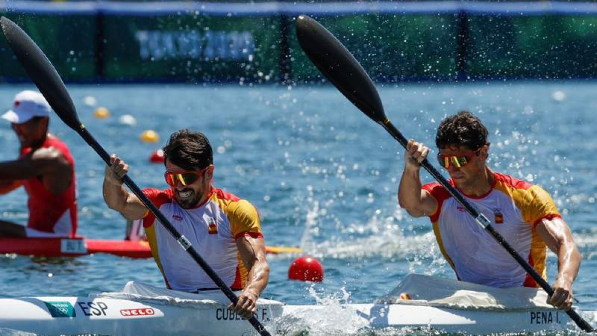 Paco Cubelos e Íñigo Peña en la final del K-2 1000 en la que cruzaban la meta en la sexta posición, con diploma pero sin medalla. MÉNDEZ