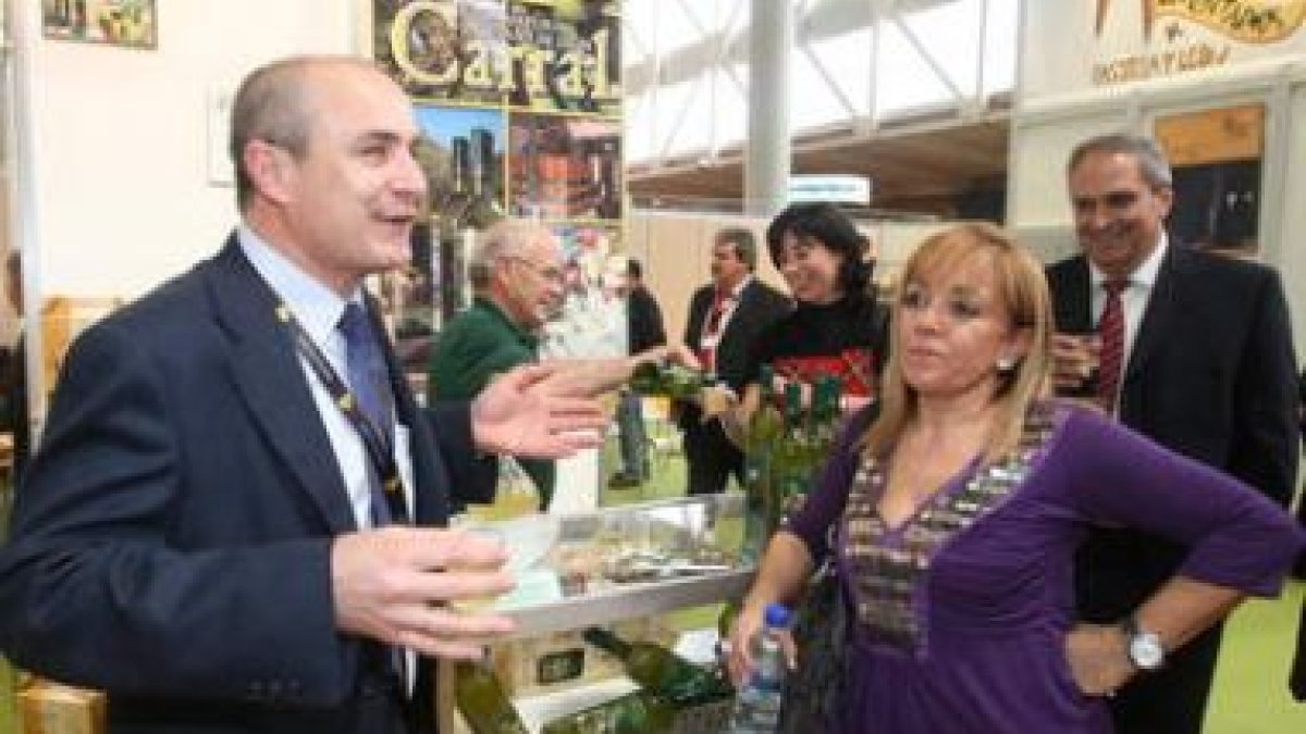 La presidenta de la Diputación posa con algunos de los productores leoneses presentes en la feria Al