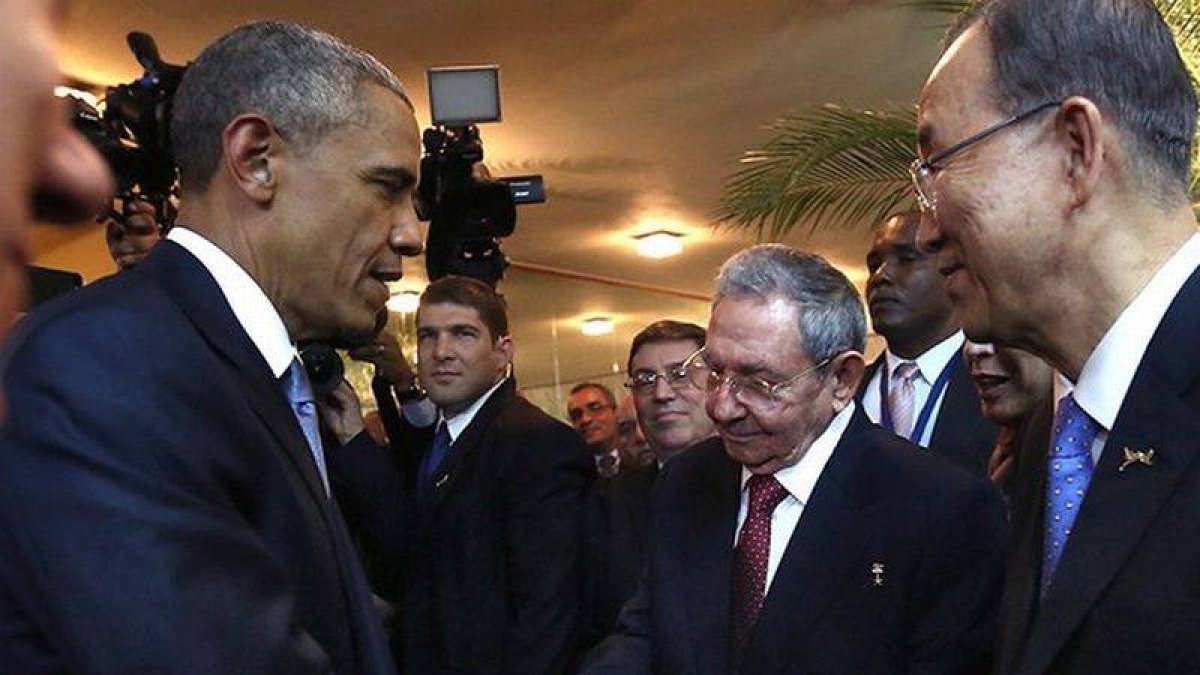 Histórico apretón de manos entre Barack Obama, presidente de EEUU, y Raúl Castro, presidente de Cuba.