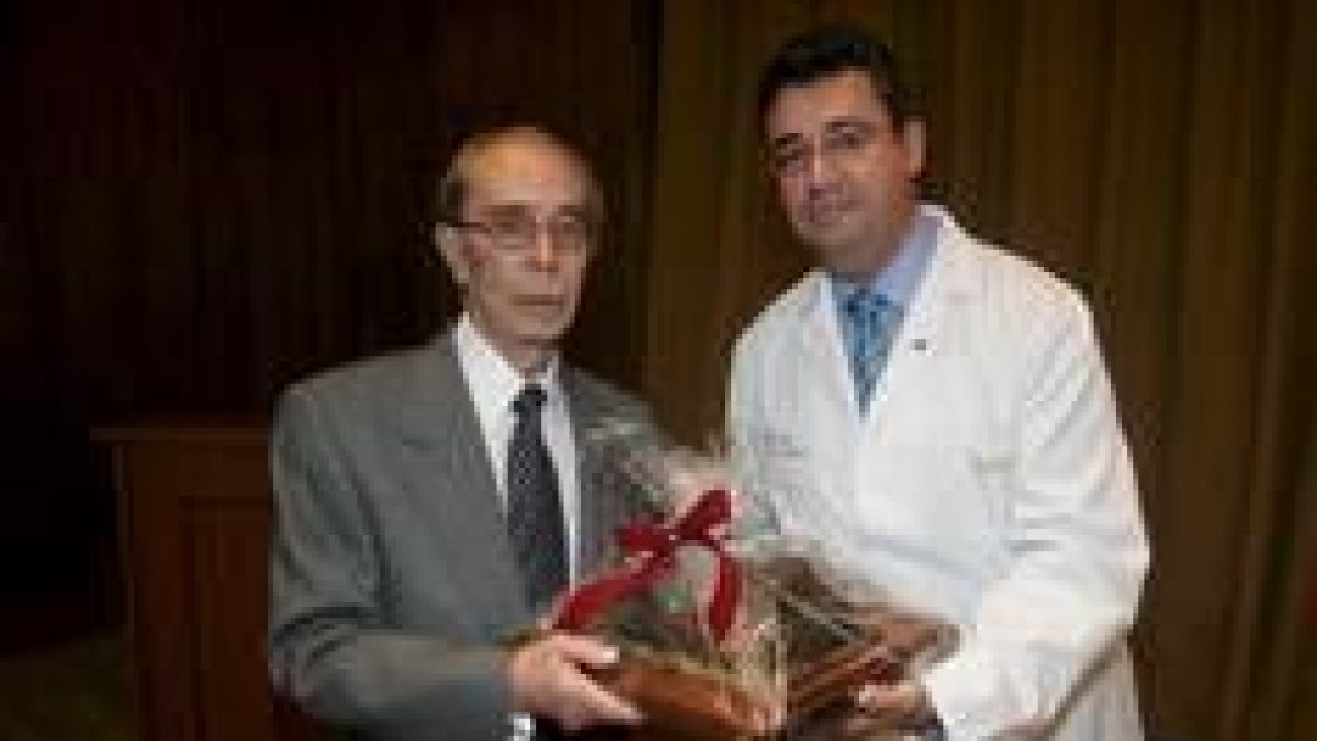 Uno de los jubilados del Hospital de León recibe el homenaje por su jubilación