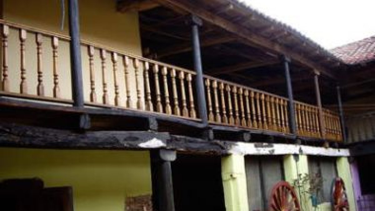 Esta casona con galería, hoy convertida en restaurante, es una de las que existen en la bella poblac