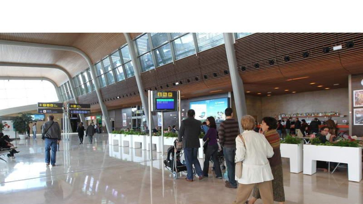 La nueva terminal fue inaugurada el 11 de octubre del pasado año por el presidente del Gobierno, cuenta con 7.200 metros cuadrados de superficie y tiene una capacidad de 580 pasajeros a la hora.