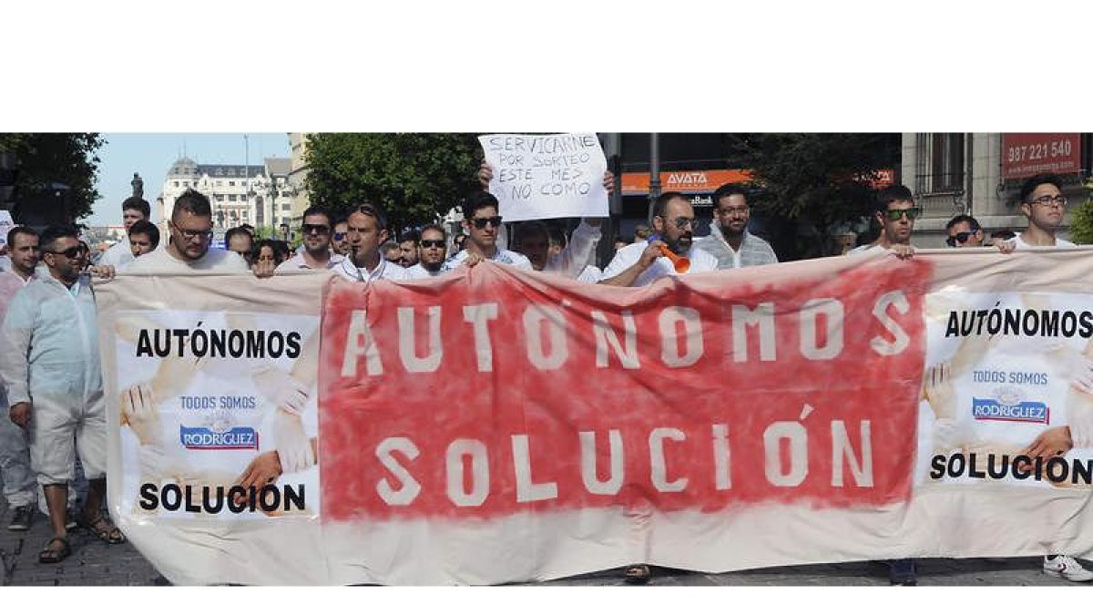 Un centenar de autónomos de Servicarne, que trabajaba para Embutidos Rodríguez, se manifiestan por las calles de León para exigir soluciones. J. CASARES