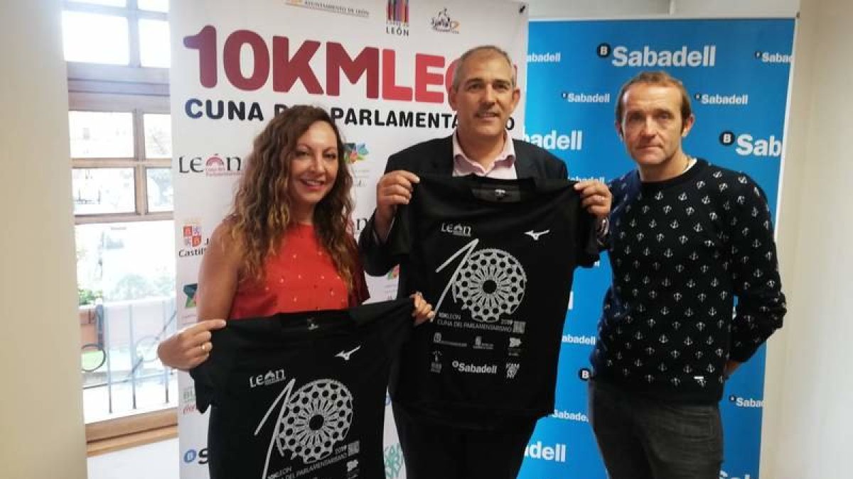 Cristina Santos (Banco Sabadell), Vicente Canuria (Ayuntamiento de León) y Villacorta (Federación). DL