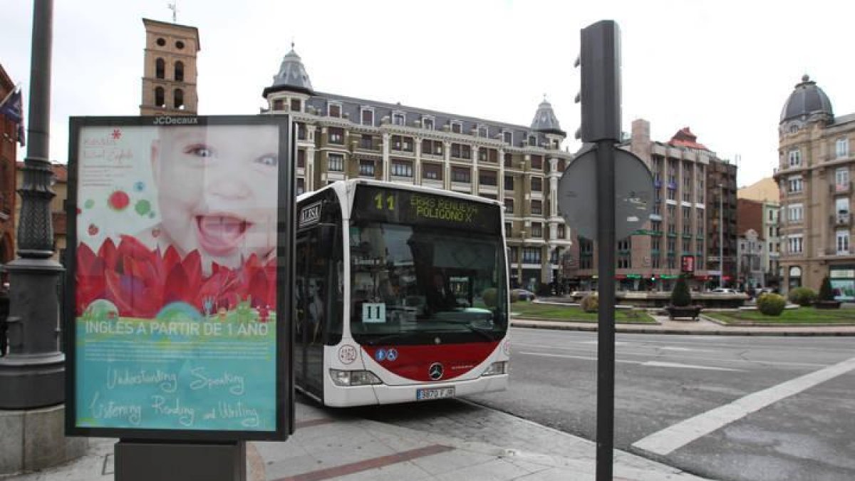 Un autobús que presta su servicio en la capital.