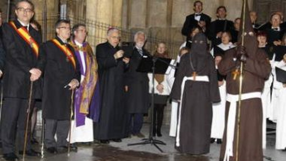 Manuela, la presa liberada, recibe el perdón en el Locus Apellationis de la Catedral.