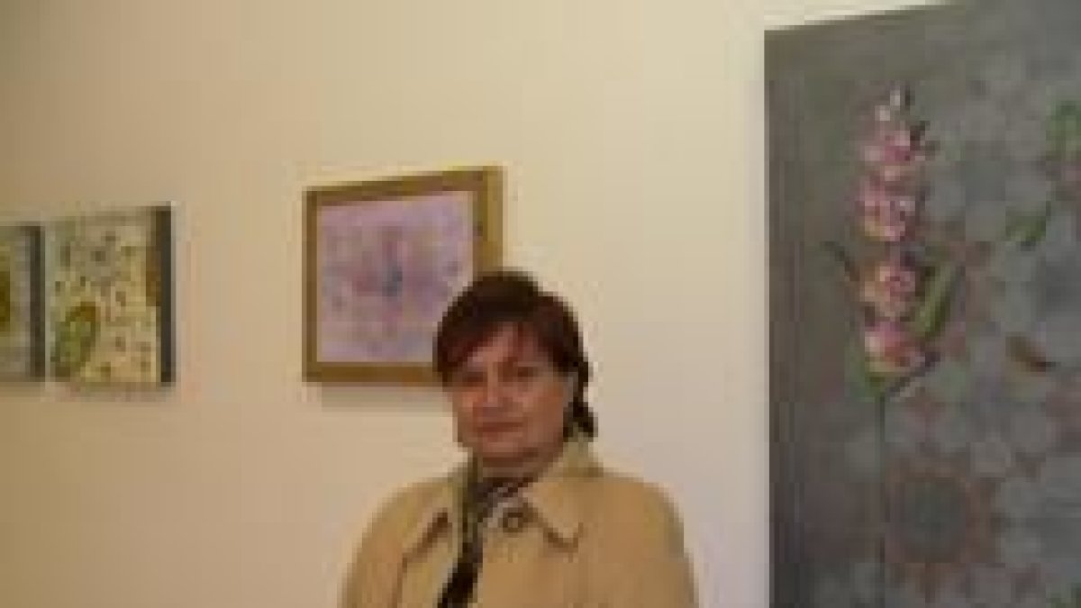 Teresa Gancedo, ante una de las obras que expone durante estas semanas