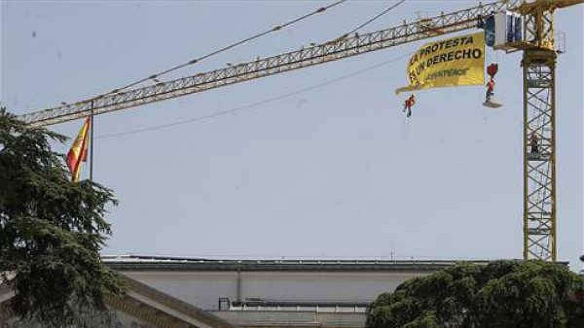Activistas de Greenpeace despliegan una bandera en el Congreso de los Diputados para mostrar su rechazo a la 'Ley Mordaza' bajo el lema 