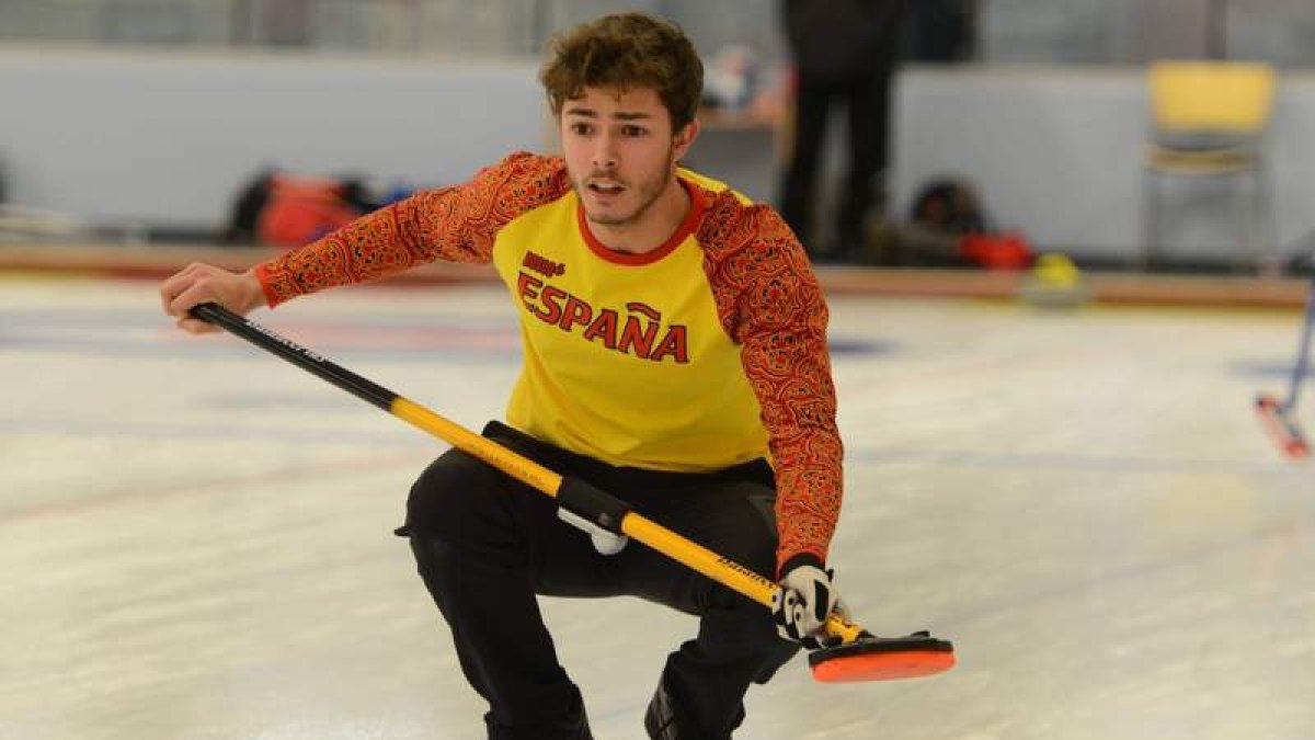 De Paz se ha convertido en uno de los líderes del curling español. El leonés no sólo es futuro, también presente en este deporte