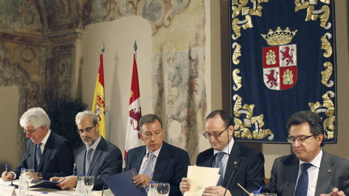Los rectores, ayer, con el consejero, en la firma del acuerdo.