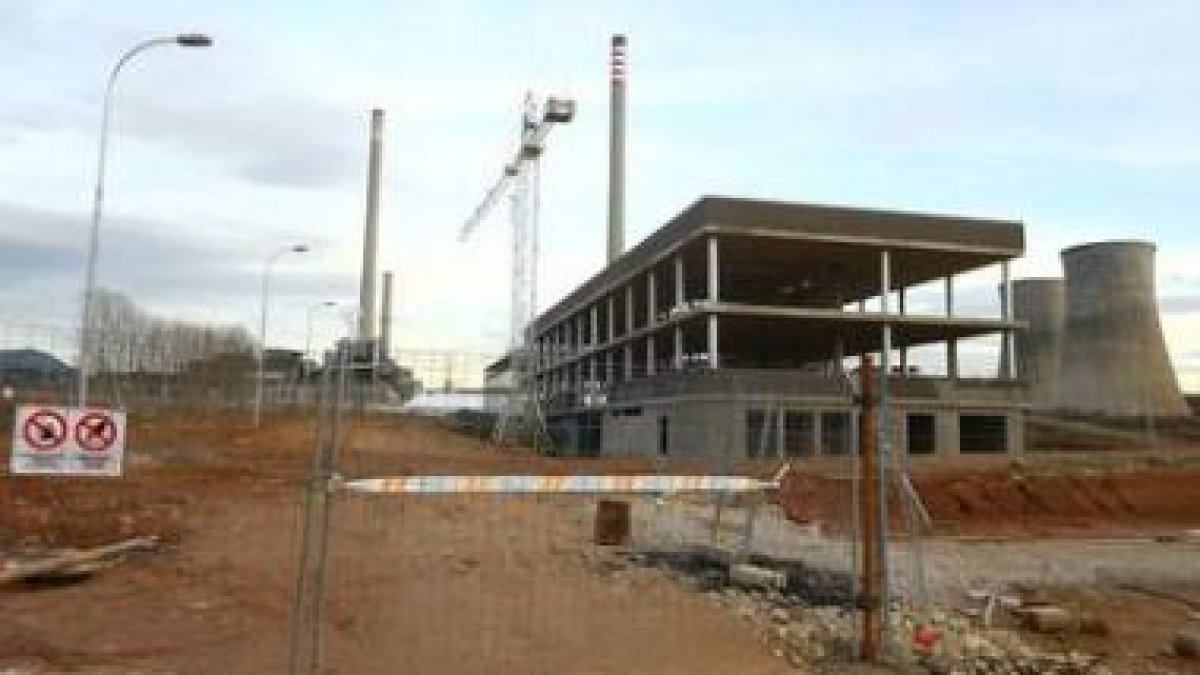 Las obras de la planta experimental de la Ciuden se ejecutan justo al lado de la térmica de Composti