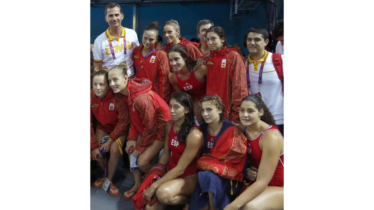 El Príncipe posa con las subcampeonas olímpicas tras el partido ante EE.UU.