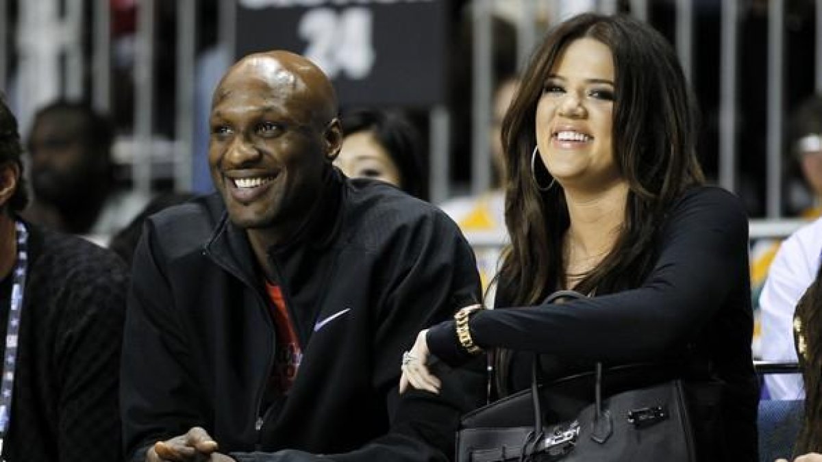 Lamar Odom y su entonces esposa Khloe Kardashian, en un partido de baloncesto, en febrero del 2011.
