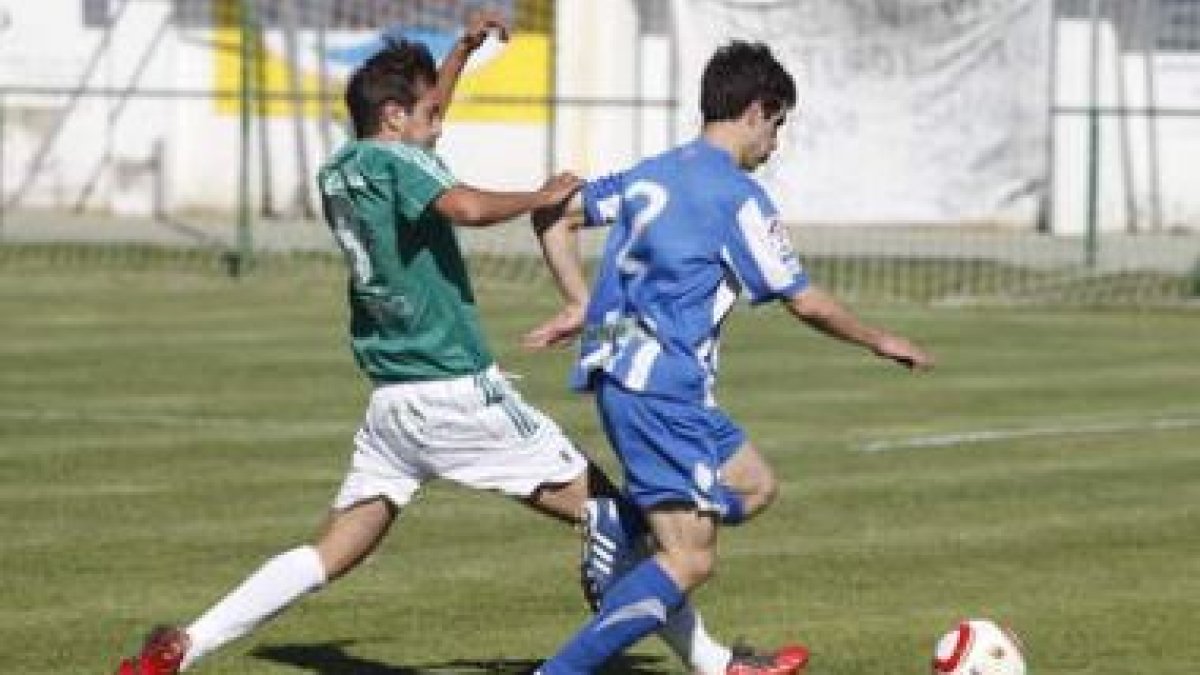 Bandera y Tano pugnan por un balón que en esta ocasión se llevó el lateral de la Ponferradina B.