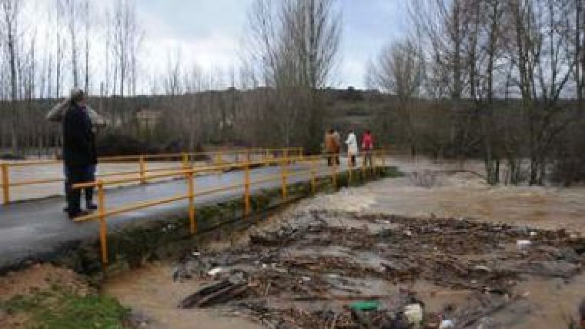 Los bomberos retiran una lona en la capital.