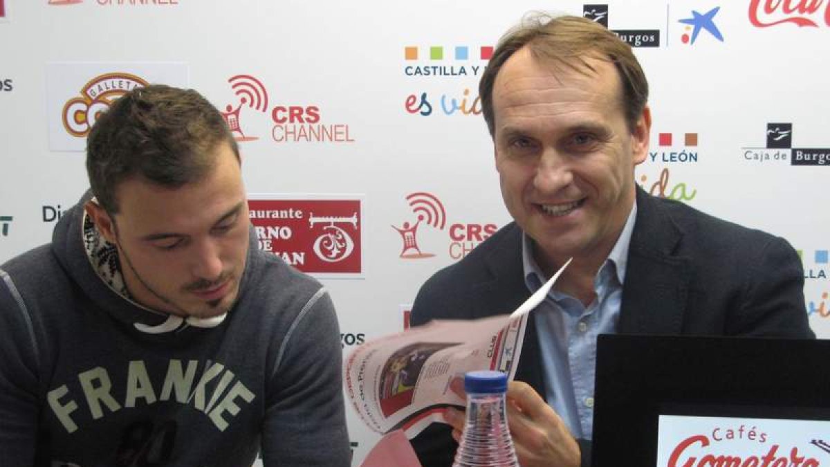 Carlos Lasheras, durante su etapa como director deportivo del Mirandés.