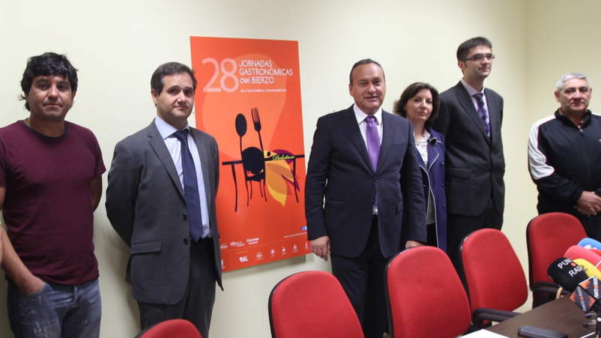Arias (centro), con otros organizadores de las Jornadas.