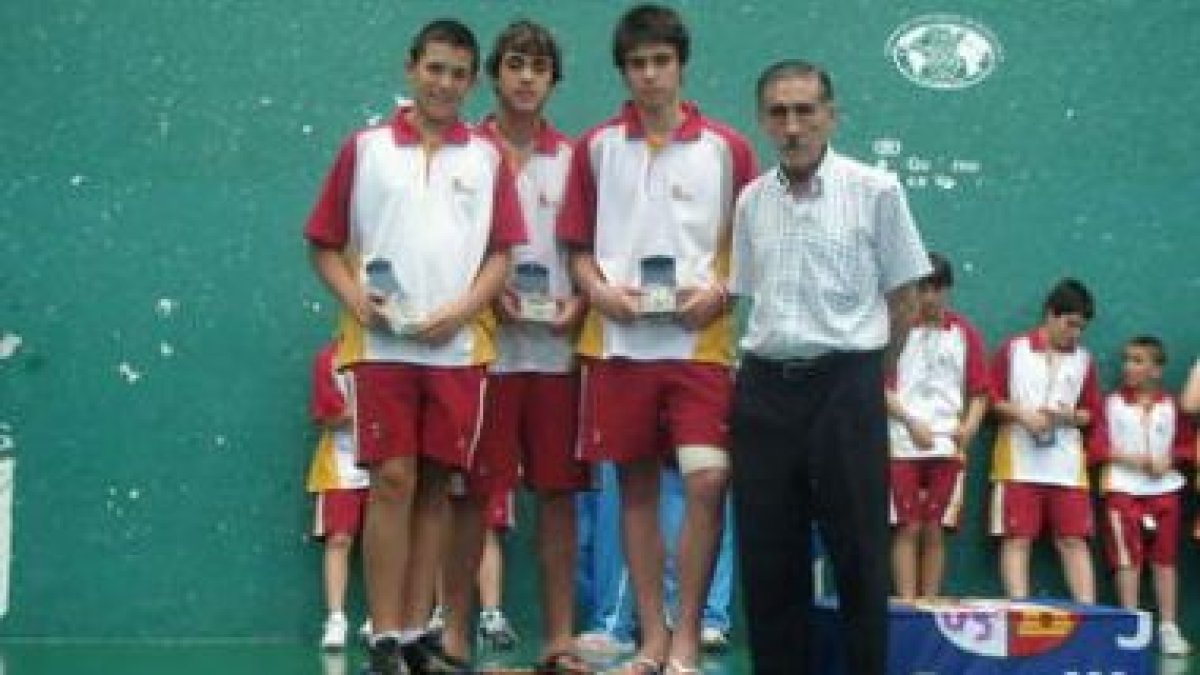 Los tres jugadores leoneses del Club El Paso de Navatejera posan con sus trofeos.