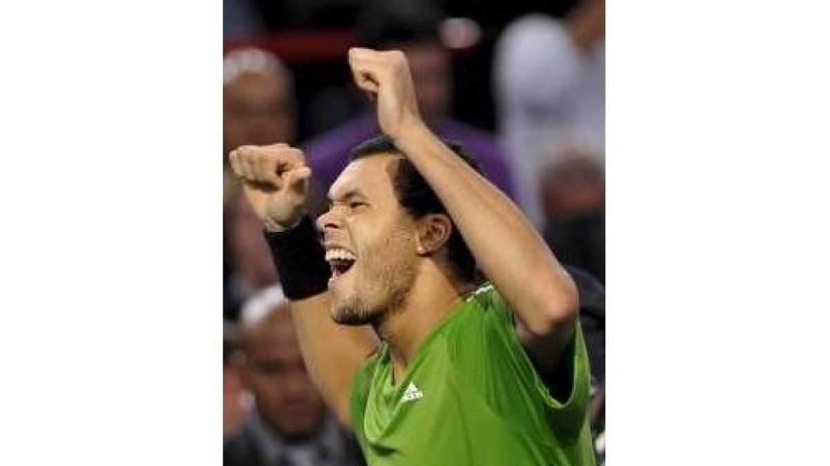 A la izquierda, Nalbandián. A la derecha el francés Tsonga