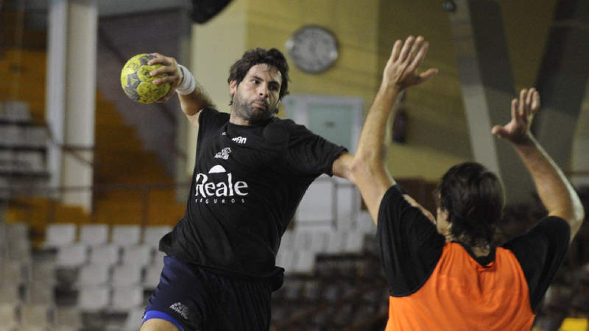 Antonio García intenta un lanzamiento a portería durante el entrenamiento.