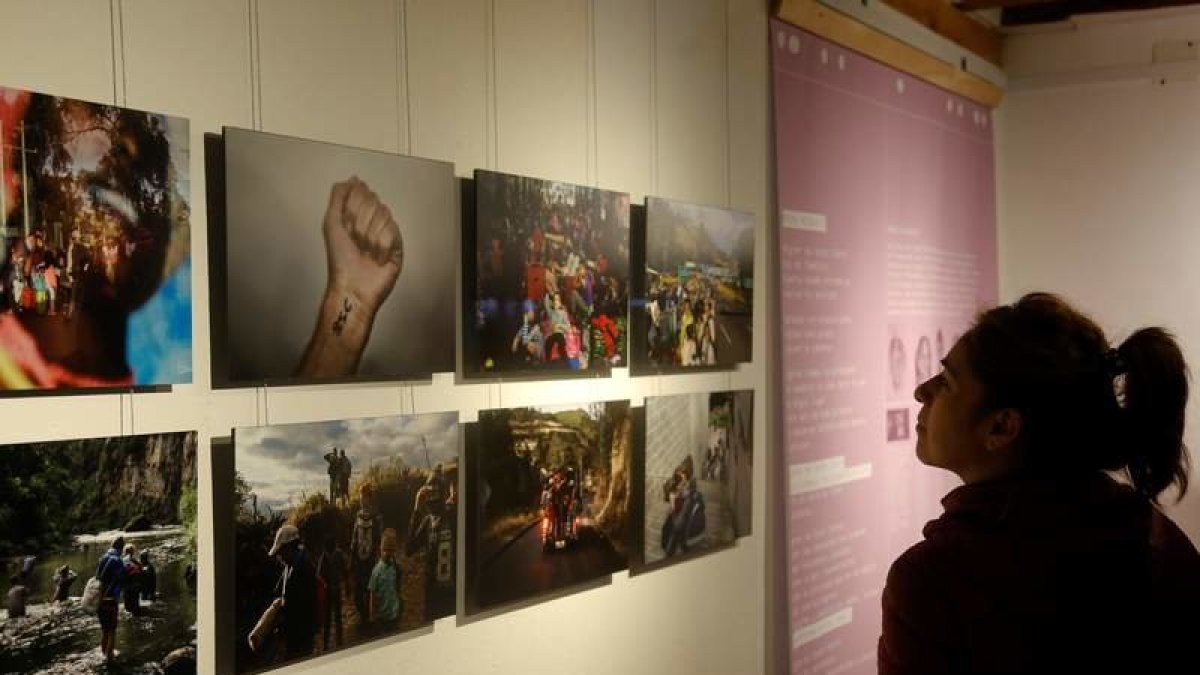 Una mujer observa la exposición 'Migra-ón' en la Casa del Lago, en México. FRANCISCO GUASCO