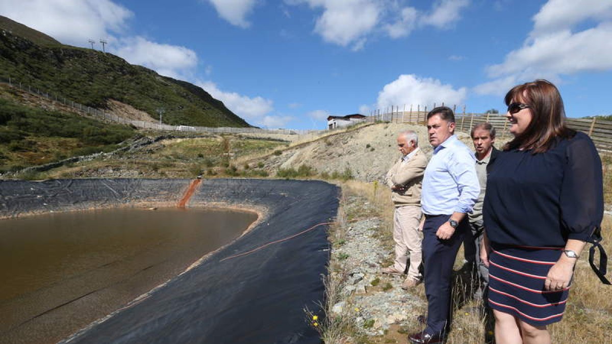 Del Egido, Barazón y Durán observan la balsa que abastece de agua a los cañones de nieve