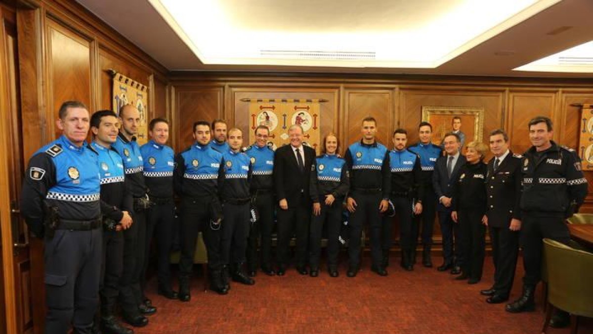 El alcalde junto a los nuevos integrantes de la Policía Local.