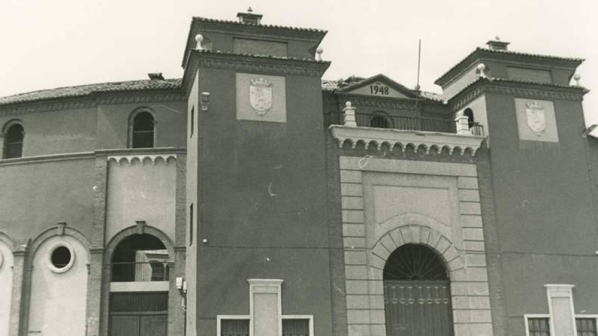 Foto de archivo de la plaza de toros de León, antes de instalarse la cubierta.