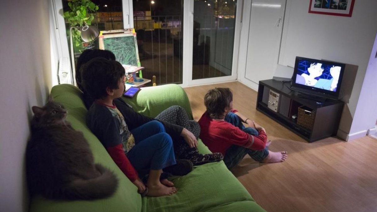 El Defensor del Espectador de RTVE pide una racionalización en los horarios de televisión, para ayudar a la conciliación.