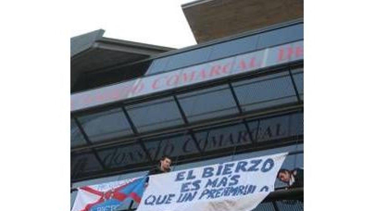 La pancarta fue colocada el sábado y ayer había desaparecido
