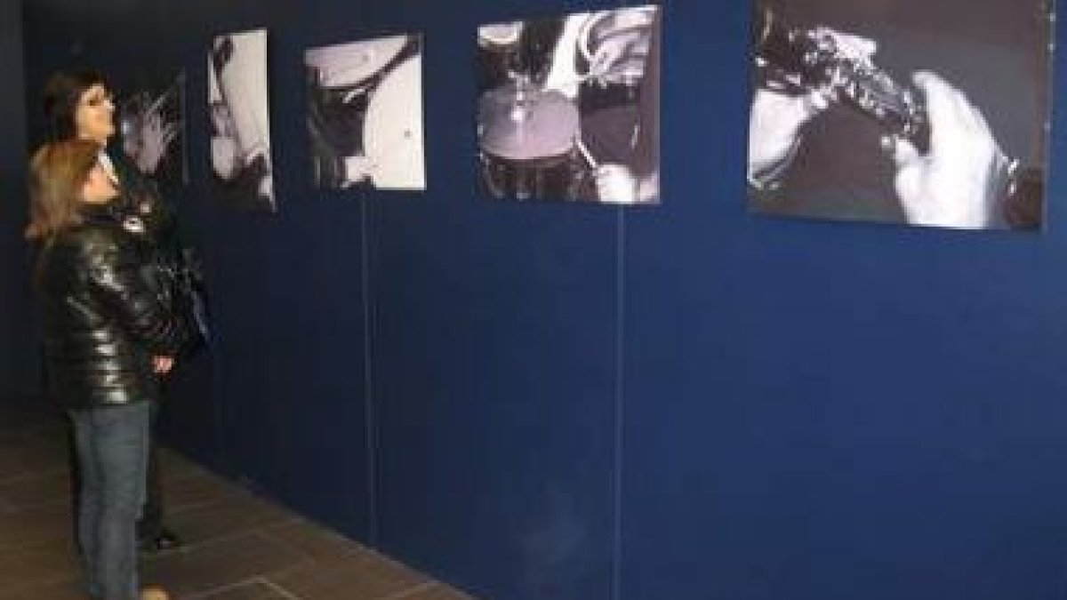 La edil de Cultura y la directora de la banda en la muestra.