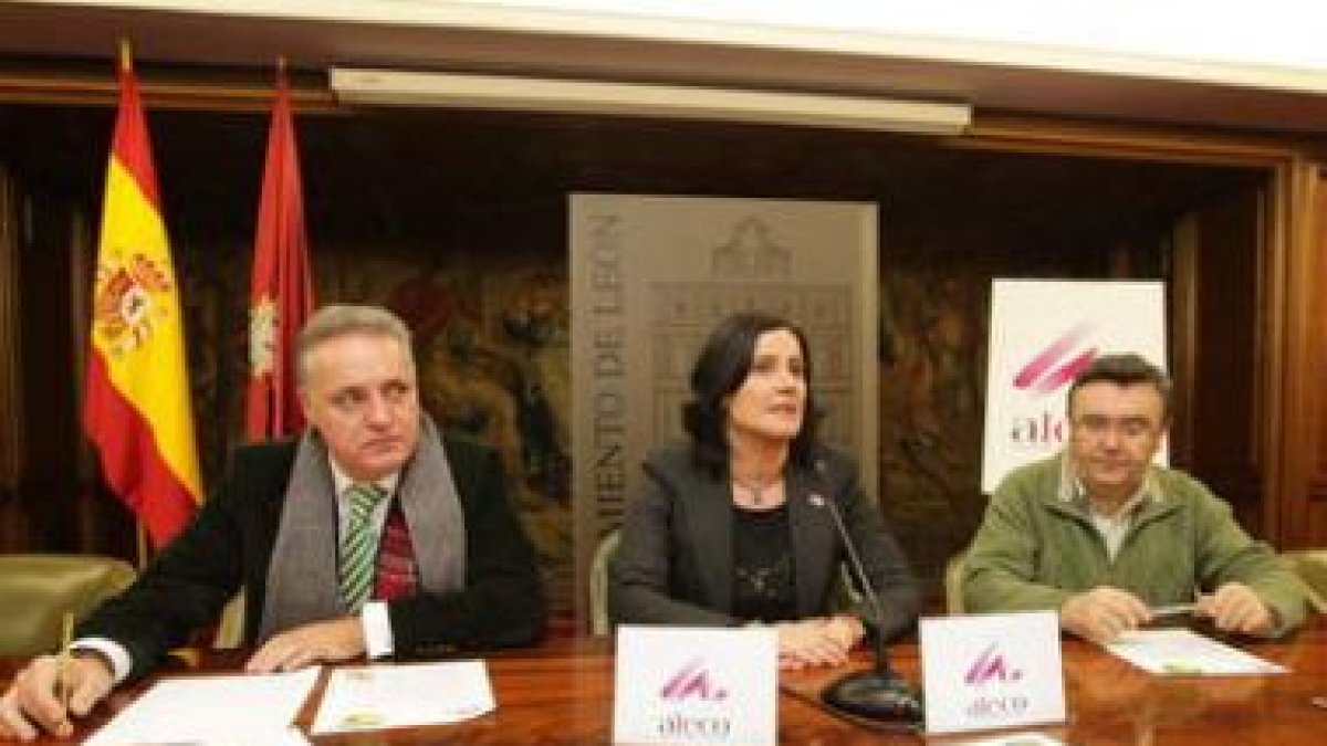 Javier Menéndez, presidente de Aleco, junto a la concejala de Comercio, María Rodríguez.