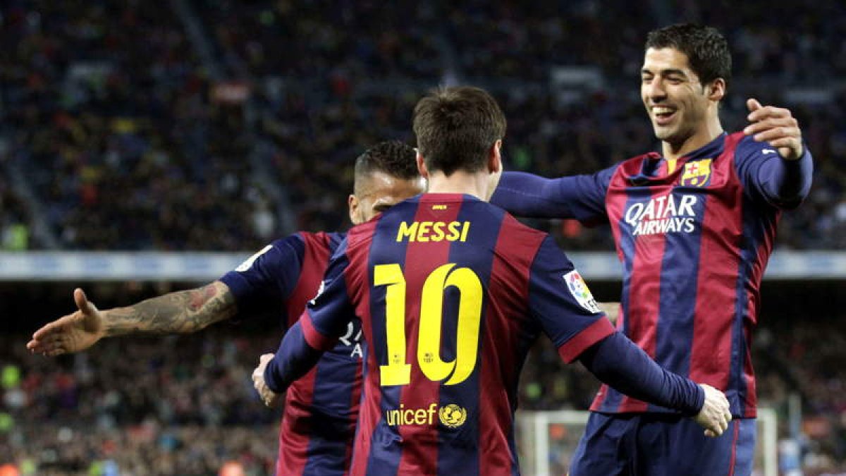 El delantero del Barcelona, Luis Suárez, celebra uno de los dos goles que marcó con sus compañeros Leo Messi y Alves.