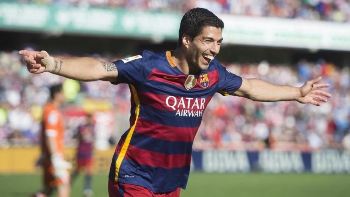 Luis Suárez celebra uno de sus goles de Granada que dio el título de Liga al Barça.