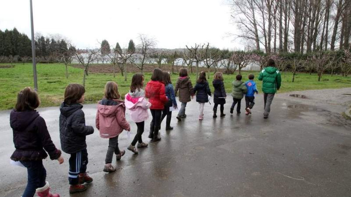 Niños con su monitora durante una de las actividades en el campamento del pasado año.