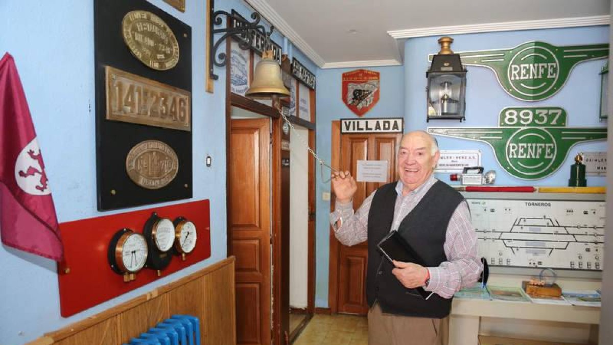 Buenaventura Durruti toca una campana de las que existían en las antiguas estaciones de tren.