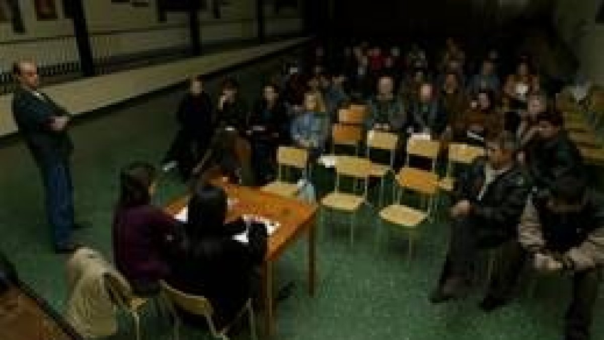 Numerosas personas asistieron a la charla para analizar la ley de extranjería
