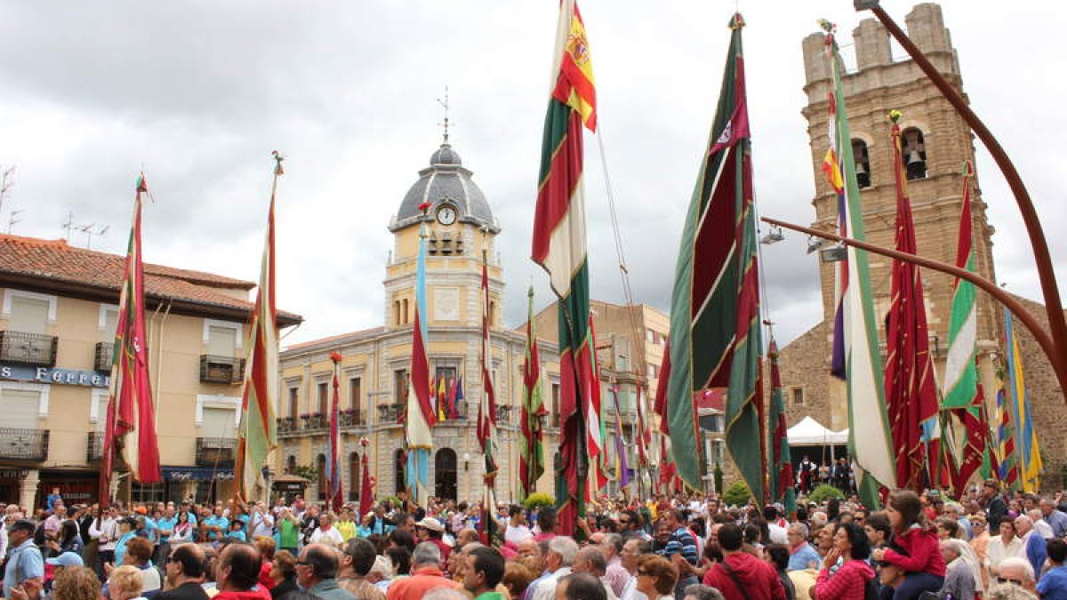 La plaza Mayor de La Bañeza se llenó de color en la Fiesta de las Comarcas.