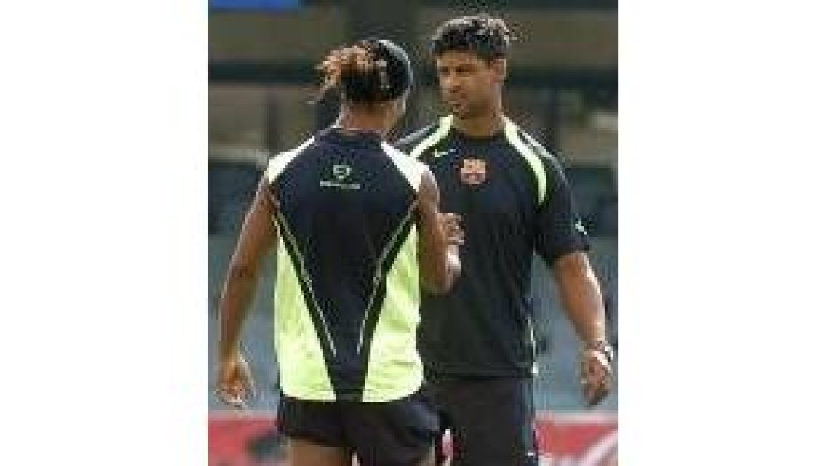 Frank Rijkaard, a la derecha, comenta con el brasileño Ronaldinho