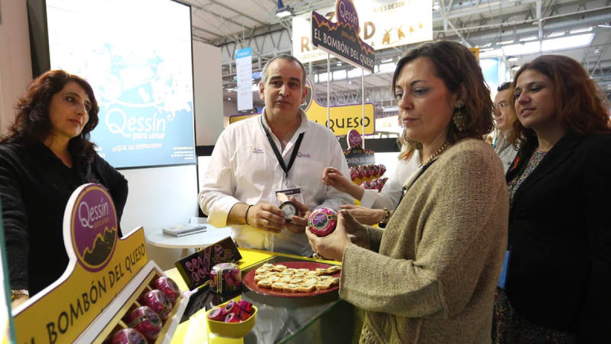 La consejera visita el expositor de Quessín de Joara, donde esta Lupe Fernández. DIEGO DE MIGUEL