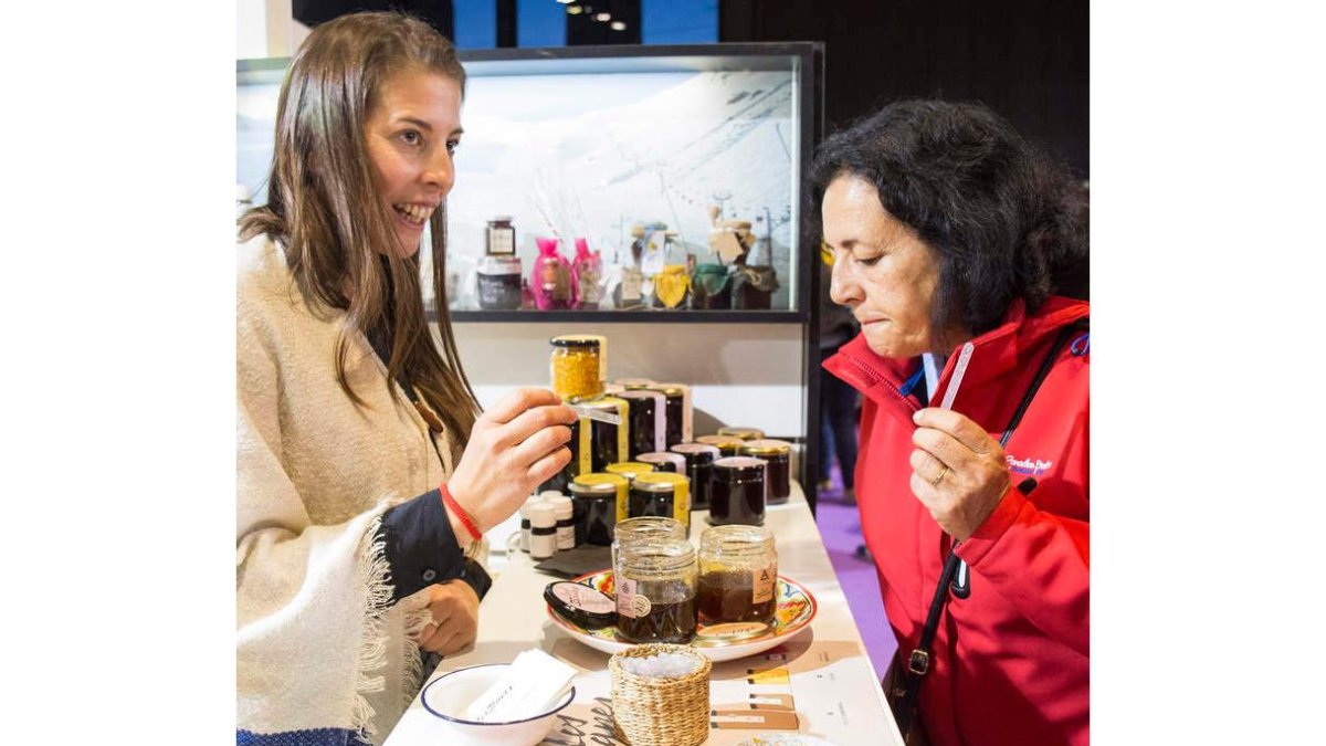 Degustación de miel en la última Feria de Productos de León. FERNANDO OTERO