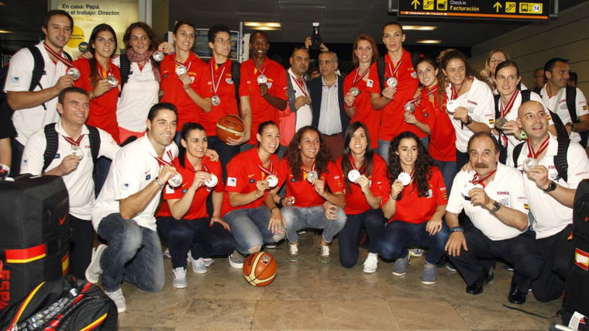 Las integrantes de la selección femenina con su medalla de plata a su llegada a España.