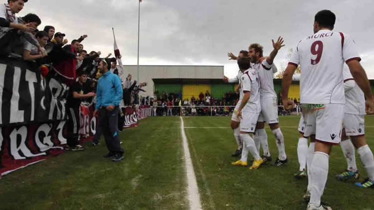 Los jugadores culturalistas celebran con la parroquia blanca uno de los goles del conjunto de Luis Cembranos ante La Virgen en el histórico derbi celebrado ayer en los Dominicos.