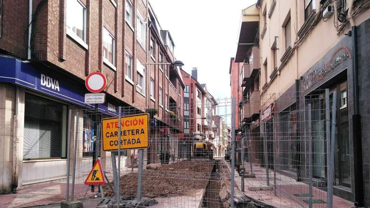 Obras de renovación de redes en la calle Vatemar. CEBRONES