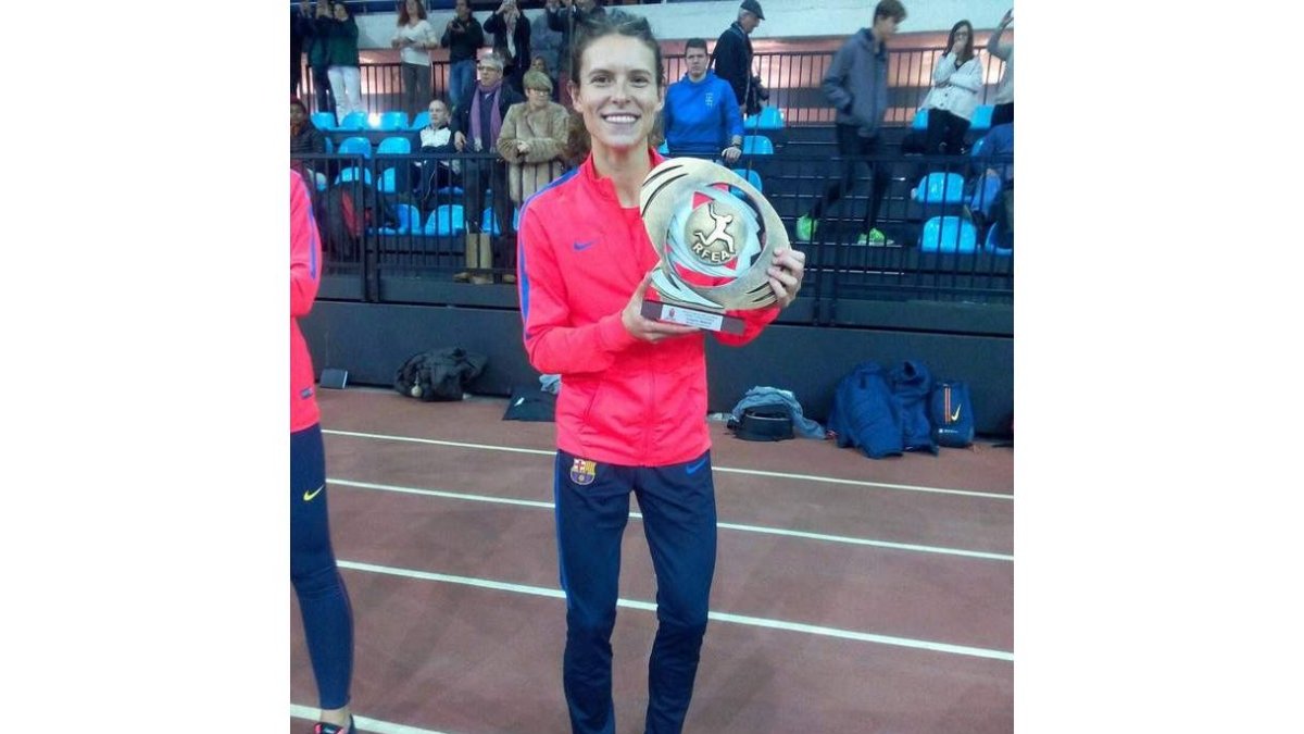 Blanca con el trofeo de campeona de la Copa de la Reina. SPORTMEDIA
