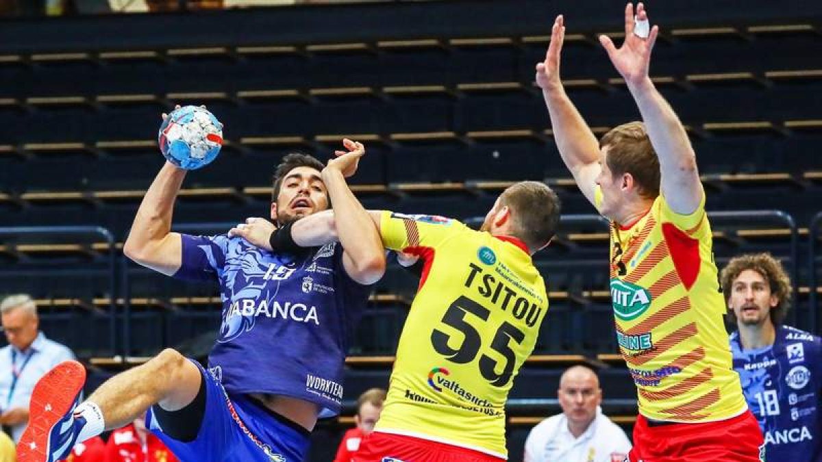 Juanjo Fernández intenta superar a la fuerte defensa del Cocks finlandés, un rival muy sólido en esa faceta. MAURI RATILAINEN