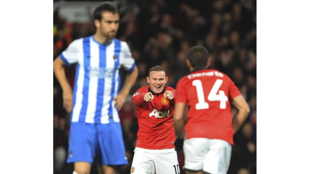 Wayne Rooney celebra su gol con su compañero 'Chicharito' Hernández.