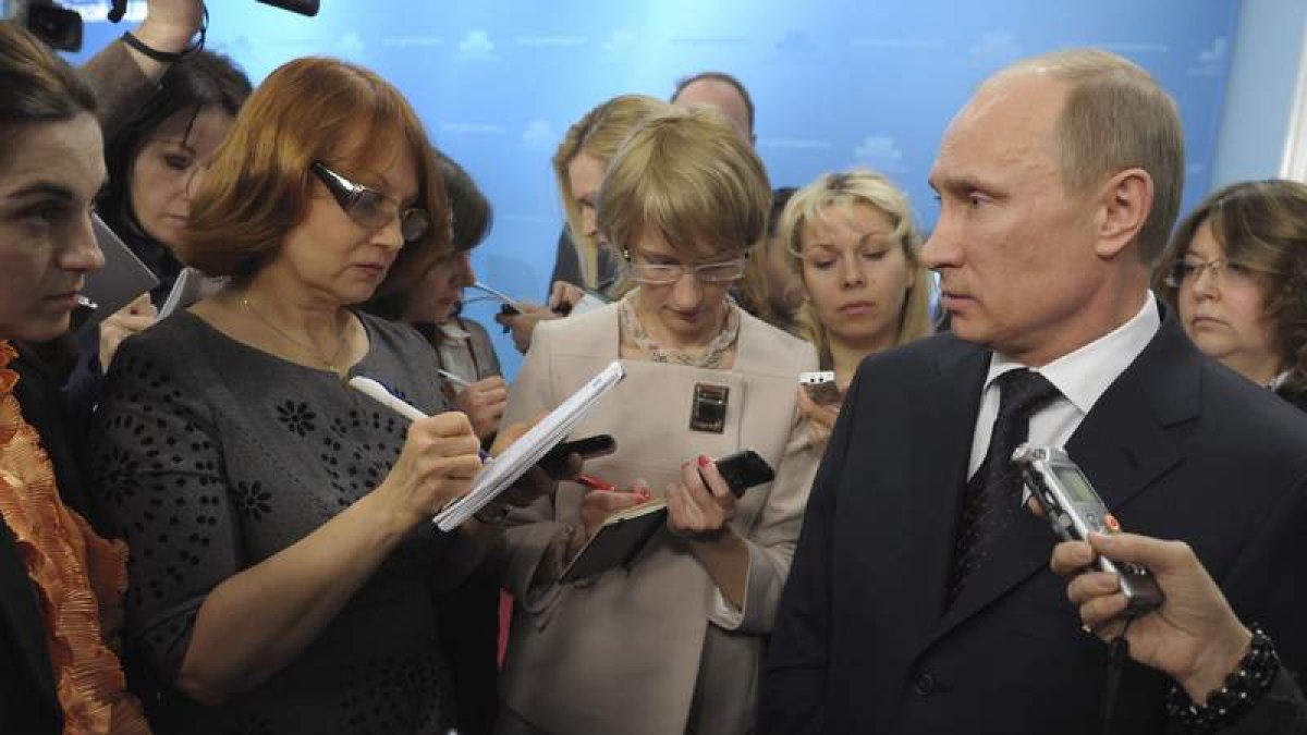 El primer ministro ruso Vladimir Putin, junto a un grupo de periodistas.