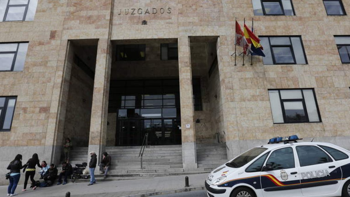 Imagen exterior de los Juzgados de León.