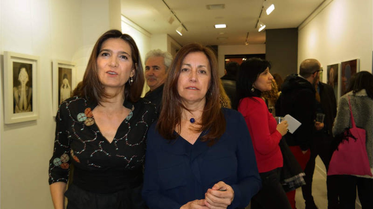 Las artistas Julia G. Liébana y Esther Santás en la galería Ármaga.